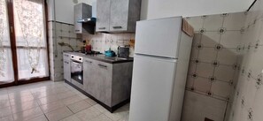Full-sized fridge, microwave, oven, cookware/dishes/utensils