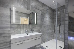 Douche, sèche-cheveux, serviettes fournies, savon