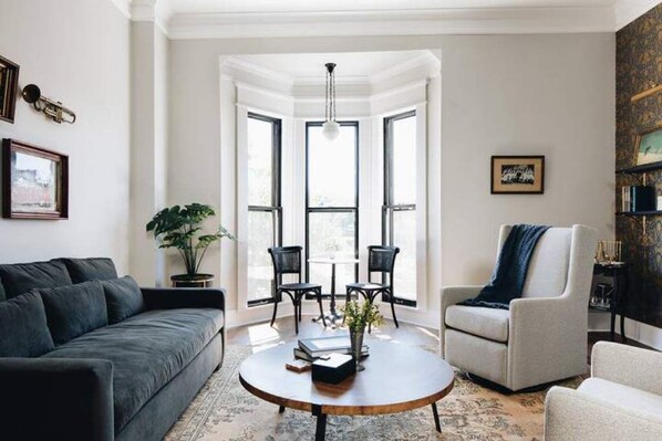 Smart TV, fireplace, books, stereo