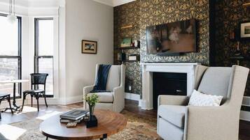 TV connectée, cheminée, livres, chaîne hi-fi