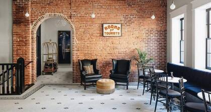 Ulysses Suites, Suite 301