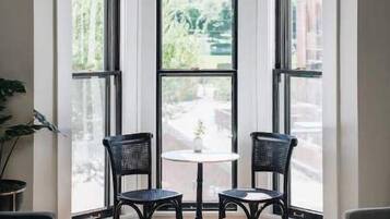 TV connectée, cheminée, livres, chaîne hi-fi