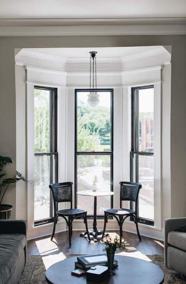 Smart-TV, Kamin, Bücher, Stereoanlage