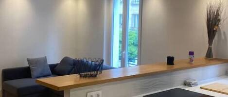 Kylskåp, mikrovågsugn, ugn och spishäll