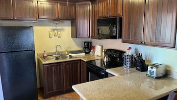 Kylskåp, mikrovågsugn, ugn och spishäll