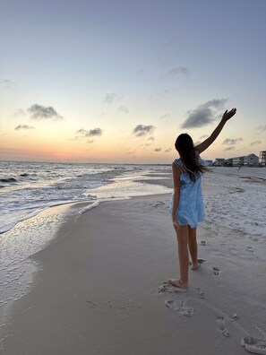 På stranden, solstolar och strandhanddukar