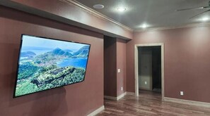 Interior - Private space in Bentonville with a forest view! (Bentonville)