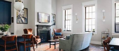 Una Smart TV, una chimenea, libros, un reproductor estéreo