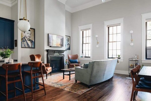 Smart TV, fireplace, books, stereo - Ulysses Suites, Suite 303 (Galena)