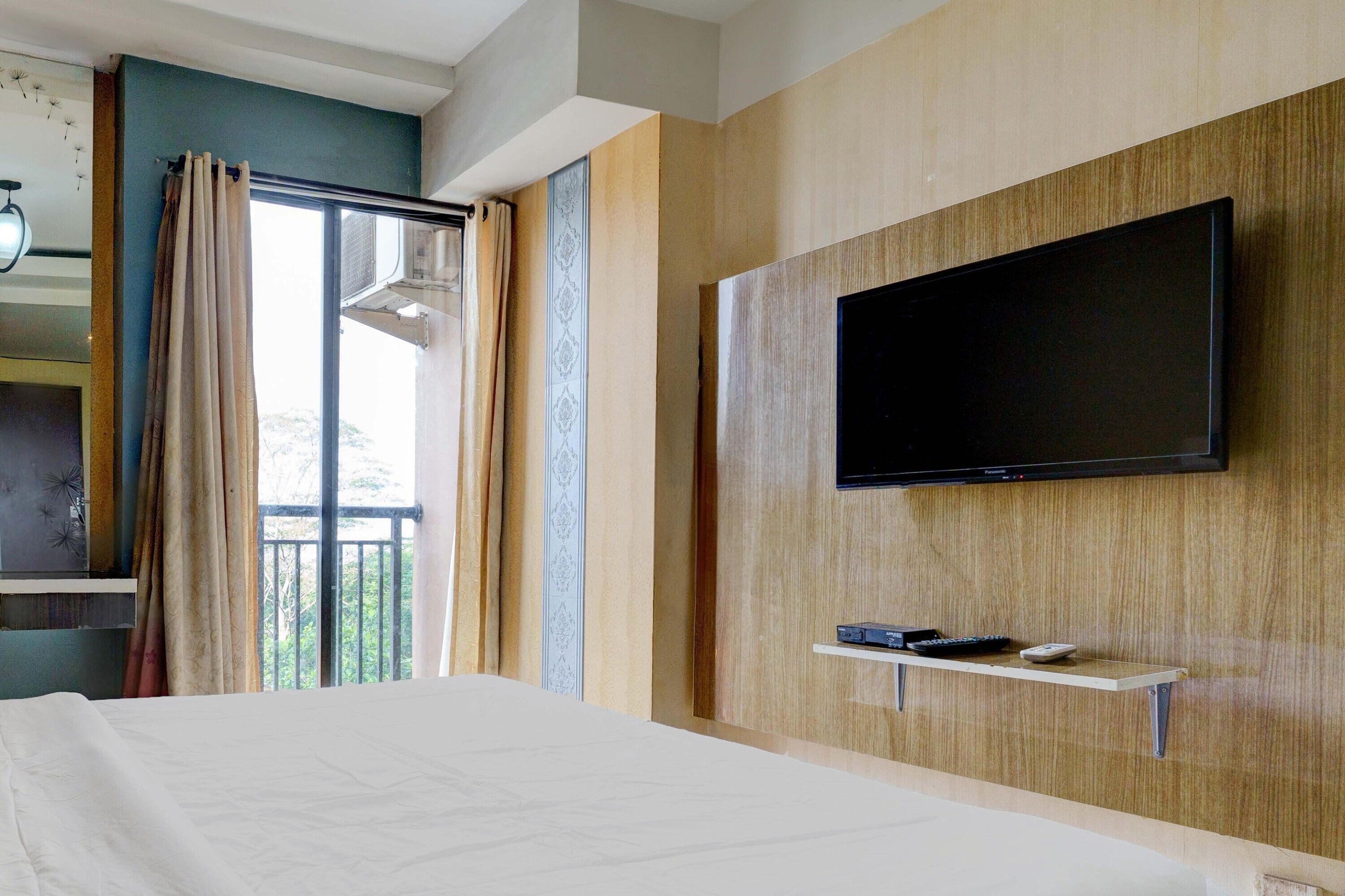 Standard Double Room | Desk, bed sheets