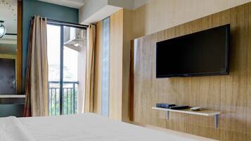 Doppia Standard | Una scrivania, lenzuola