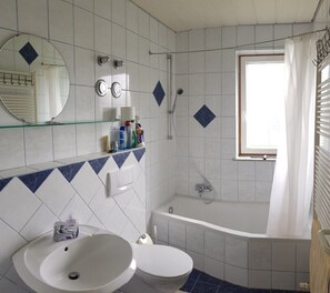 Haartrockner, Handtücher, Seife, Toilettenpapier