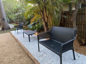 Terrace/patio - Pearl Beach House - 2 min to sand & sea - 2 semis (Pearl Beach)