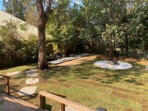Property grounds - Pearl Beach House - 2 min to sand & sea - 2 semis (Pearl Beach)