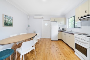 Fridge, microwave, oven, stovetop - Pearl Beach House - 2 min to sand & sea - 2 semis (Pearl Beach)