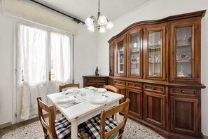 Grand réfrigérateur, micro-ondes, plaque de cuisson