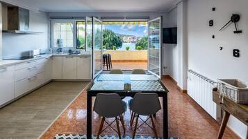 Een koelkast, een magnetron, een oven, een kookplaat