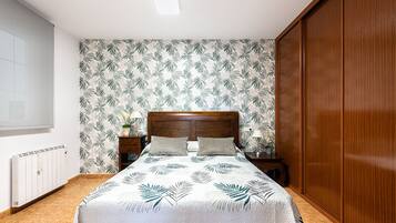 2 chambres, bureau, fer et planche Ă repasser, lit parapluie