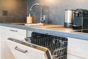 Kjøleskap, mikrobølgeovn, ovn og kokeplater