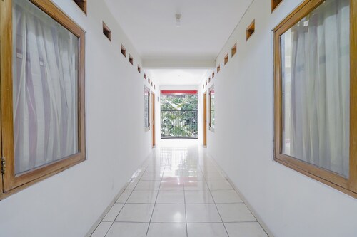 OYO Life 90035 Merci Club