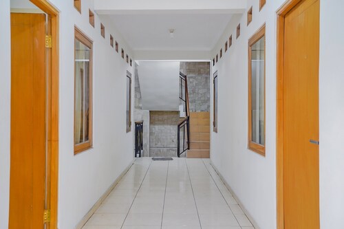 OYO Life 90035 Merci Club