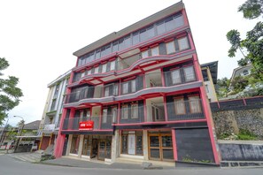 Exterior - OYO Life 90035 Merci Club (Bandung)