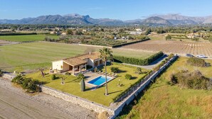 A villa with a swimming pool, surrounded by fields and mountains. - Els Evols for 6 with pool between Pollensa and Alcudia (Alcúdia)