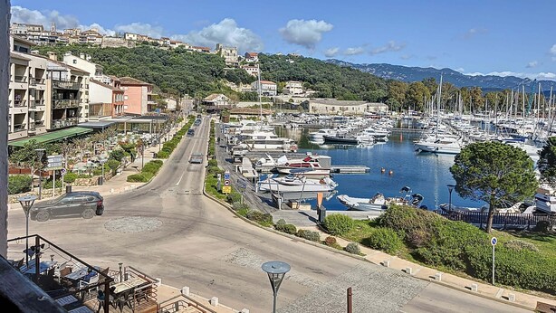 A marina with boats, a road, and buildings along the coast. - Pretty cocoon with harbour view (Porto-Vecchio)