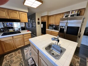 Kjøleskap, mikrobølgeovn, ovn og kokeplater