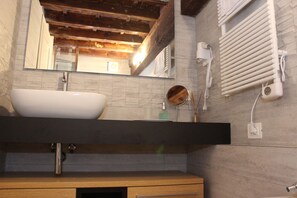 Chuveiro, secador de cabelo, bidê, toalhas de banho