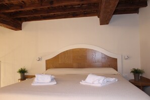 1 quarto, cofres nos quartos, ferros/tábuas de passar roupa