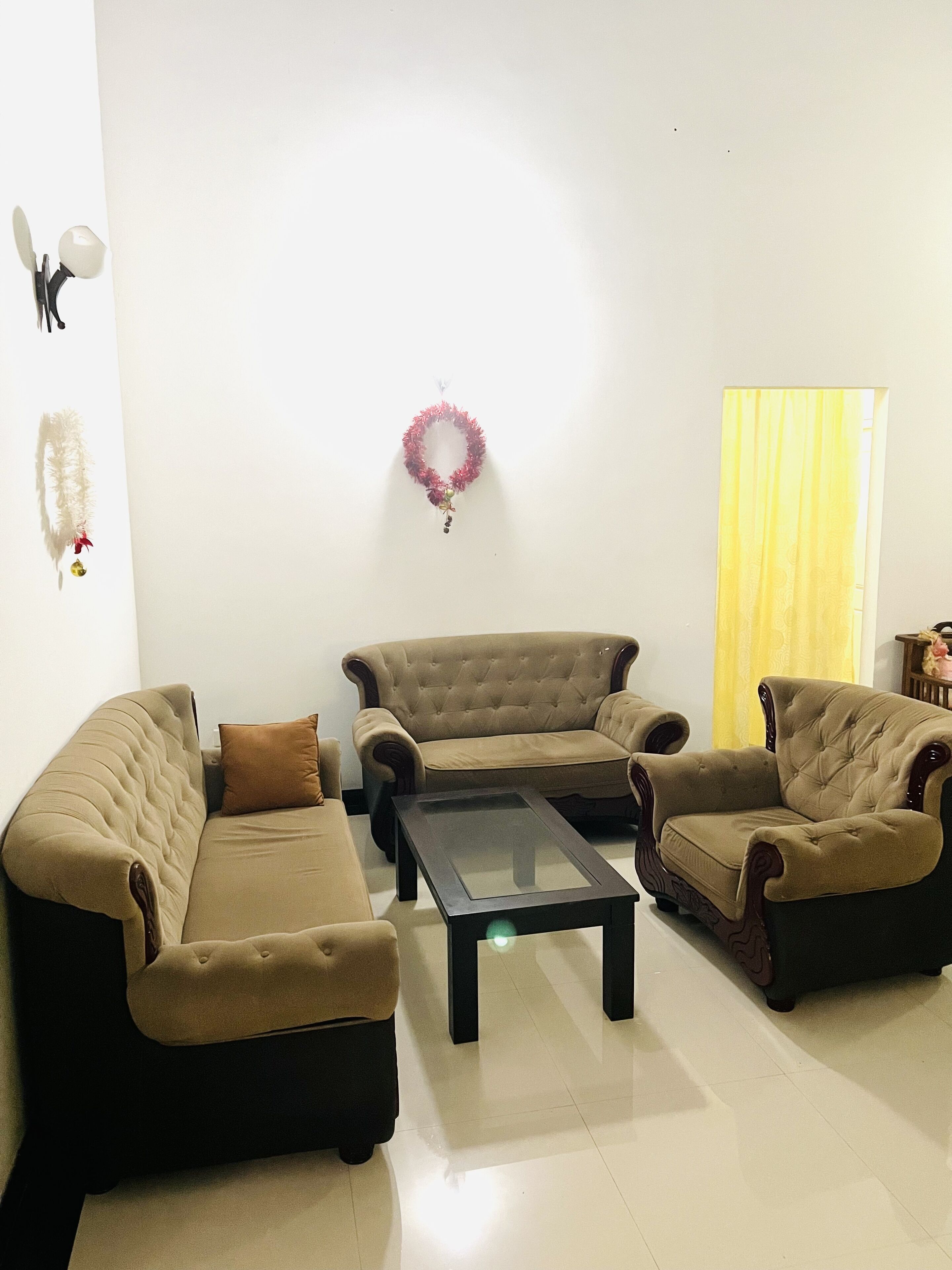 Standard Room, 1 Queen Bed | Living area