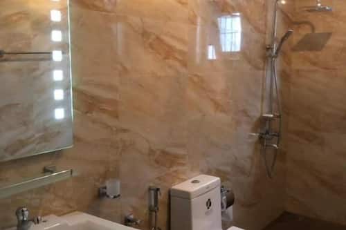 Habitación estándar, 1 cama de matrimonio | Baño | Artículos de higiene personal gratuitos, secador de pelo y zapatillas