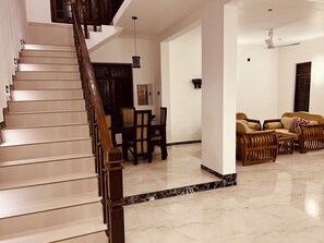 Standard Room, 1 Queen Bed | Bathroom | Free toiletries, hair dryer, slippers