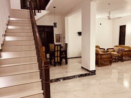 Habitación estándar, 1 cama de matrimonio | Baño | Artículos de higiene personal gratuitos, secador de pelo y zapatillas