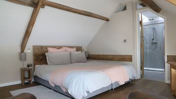 2 soverom, skrivebord, strykejern/-brett og reiseseng for barn