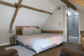 2 bedrooms, desk, iron/ironing board, travel crib