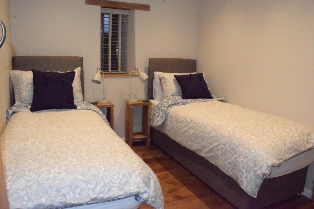 2 soverom, skrivebord, strykejern/-brett og reiseseng for barn