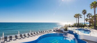 First Line ground floor  App. with garden, 6 people, directly at sea and pool.