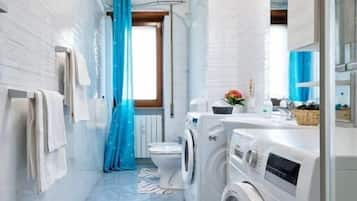 Chambre Confort | Salle de bain | Articles de toilette de luxe, sèche-cheveux, savon, shampoing
