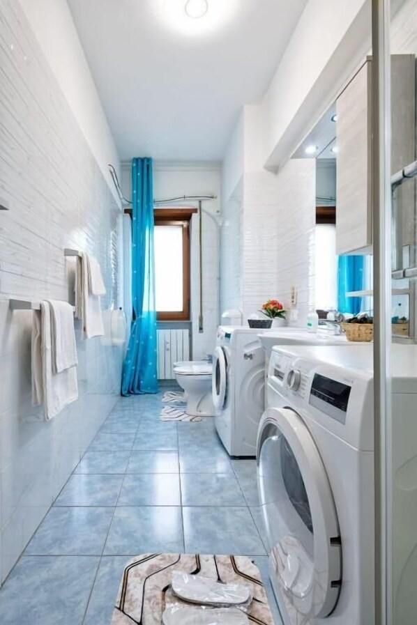Comfort kamer | Badkamer | Designer toiletartikelen, een haardroger, zeep, shampoo