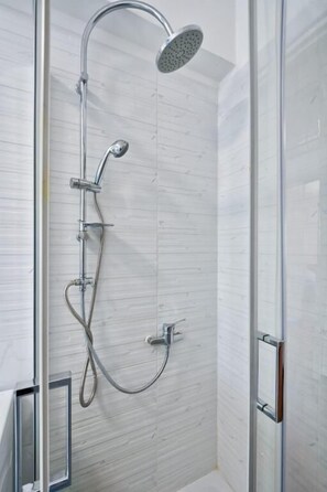 Habitación Confort | Baño | Artículos de higiene personal de diseño, secador de pelo, jabón y champú