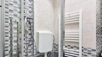 Chambre Standard | Salle de bain | Articles de toilette de luxe, sèche-cheveux, savon, shampoing