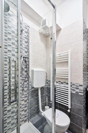 Standaard kamer | Badkamer | Designer toiletartikelen, een haardroger, zeep, shampoo