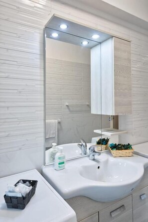 Comfort kamer | Badkamer | Designer toiletartikelen, een haardroger, zeep, shampoo