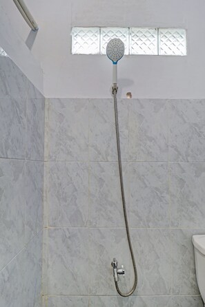 Standard-Doppelzimmer | Badezimmer | Dusche, Seife