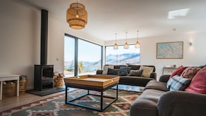TV - Breathtaking Lake View Property on NC500 (Garve)
