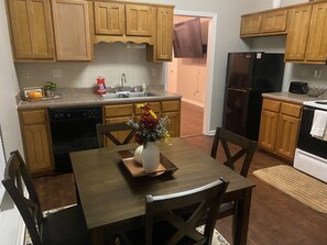Microwave, stovetop - Southaven, MS Home - Minutes from Memphis - Close to local shopping and eateries (Southaven)