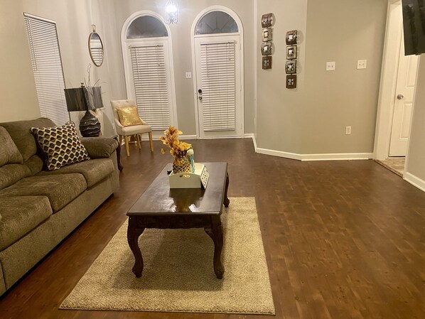 TV - Southaven, MS Home - Minutes from Memphis - Close to local shopping and eateries (Southaven)