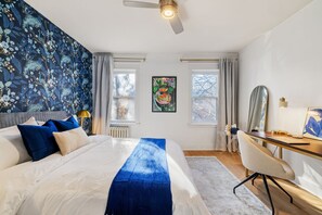 3 bedrooms, desk, WiFi, bed sheets - Downtown Escape: 3Br - Game/Movie Room - Foosball (Pittsburgh)